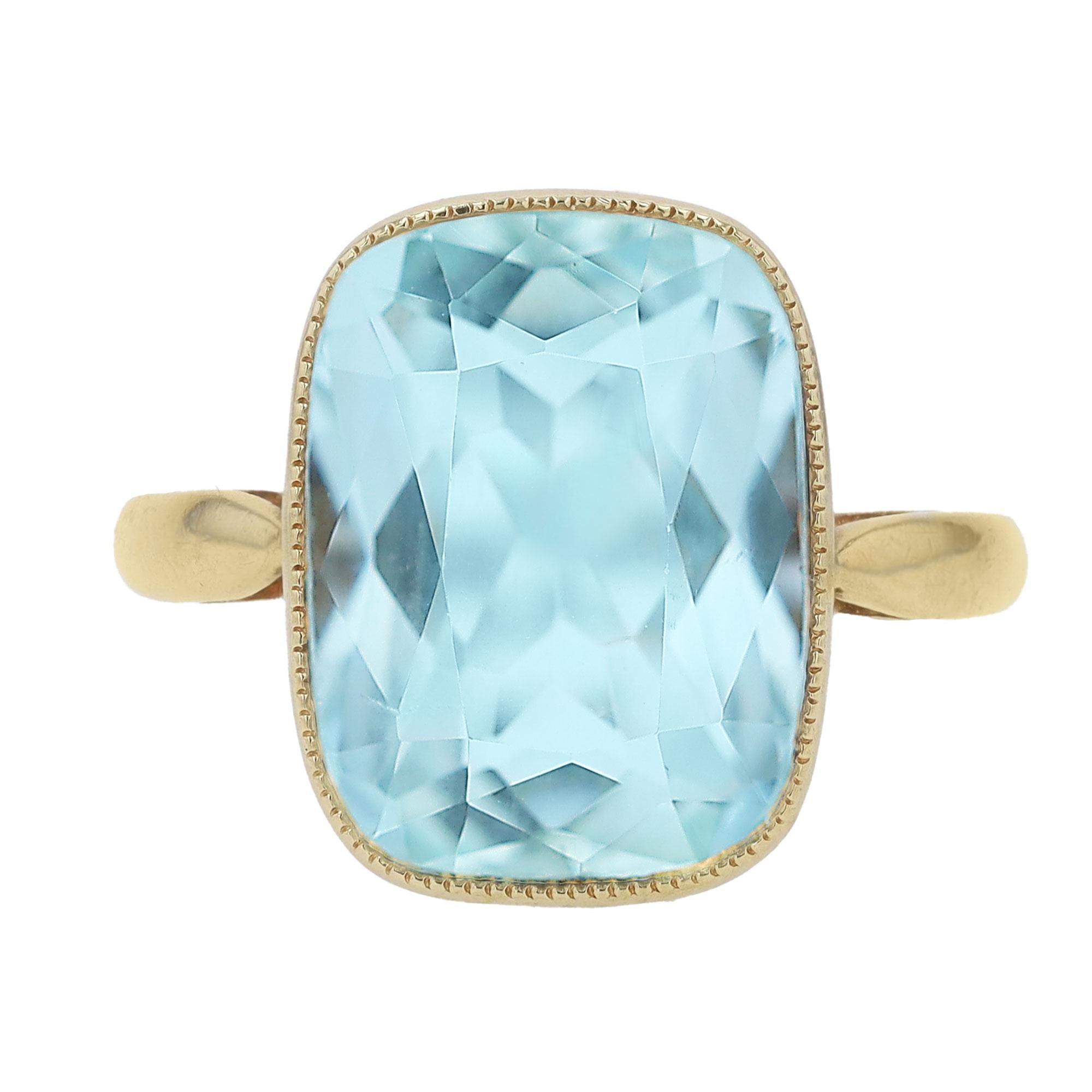 French Retro 4.04 Carat Aquamarine 18 Karat Gold Ring