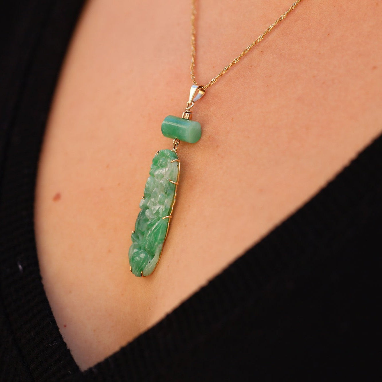 Art Deco Carved Jadeite Lavalieré Pendant Necklace